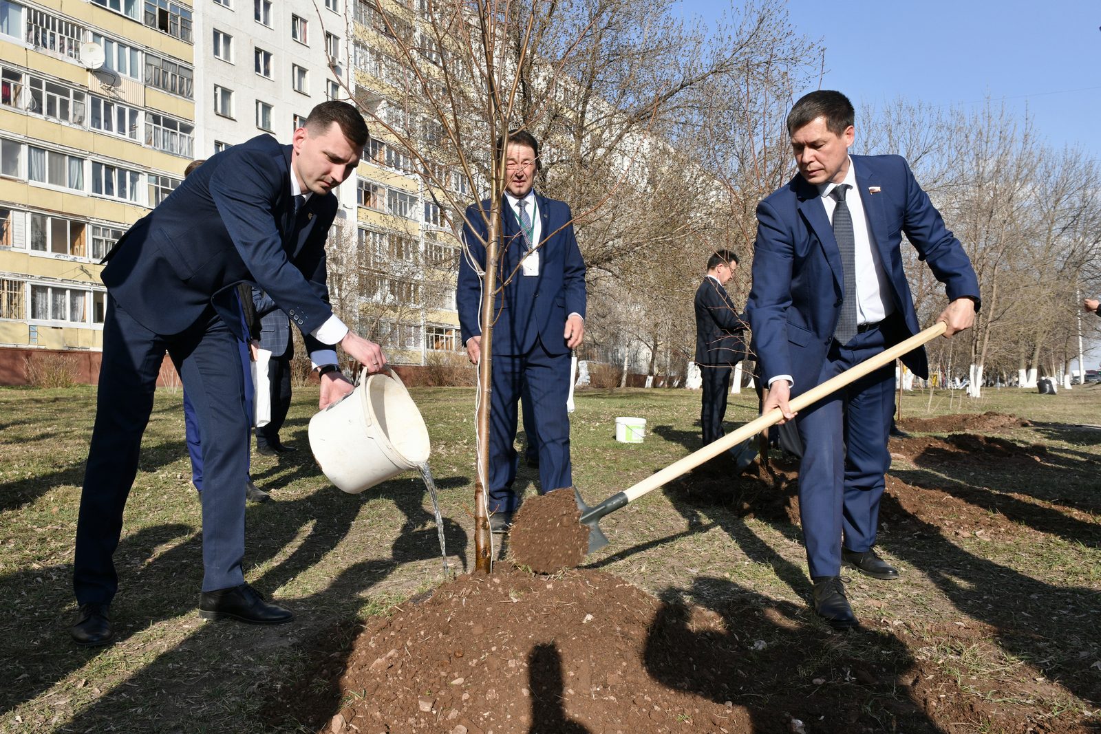 Участники форума высаживают аллею в Уфе, 16 апреля 2021 года